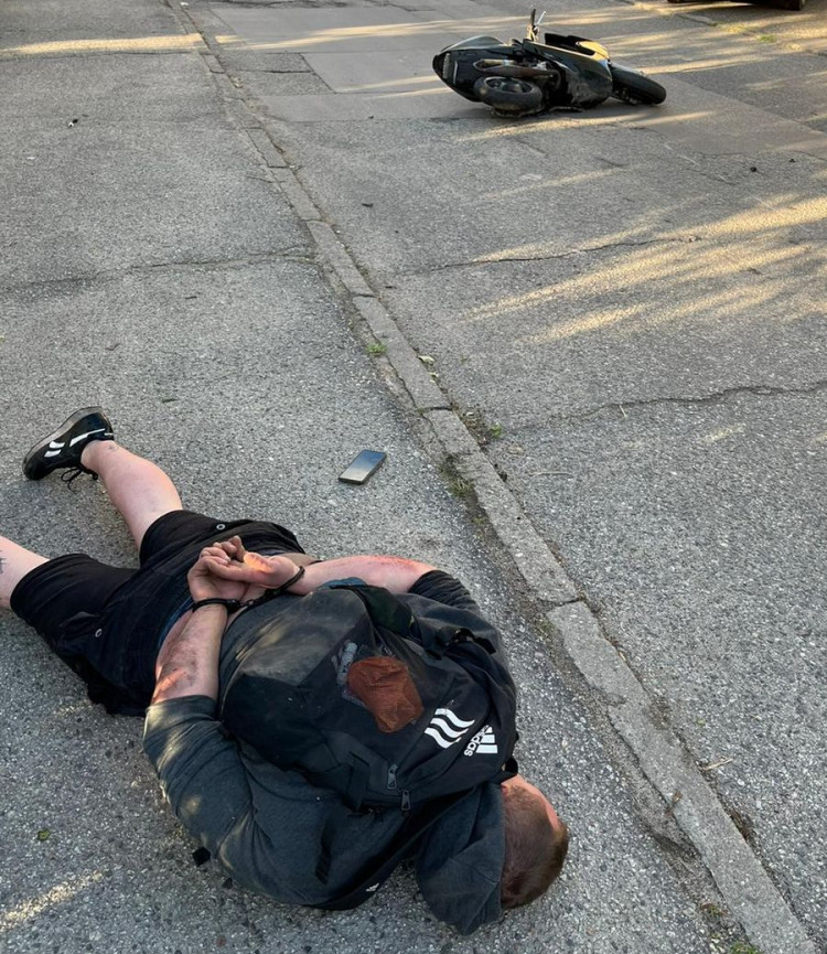 Pijany 25-latek jechał skuterem, popełnił szereg wykroczeń podczas ucieczki. Tak zakończyła się jego ucieczka.