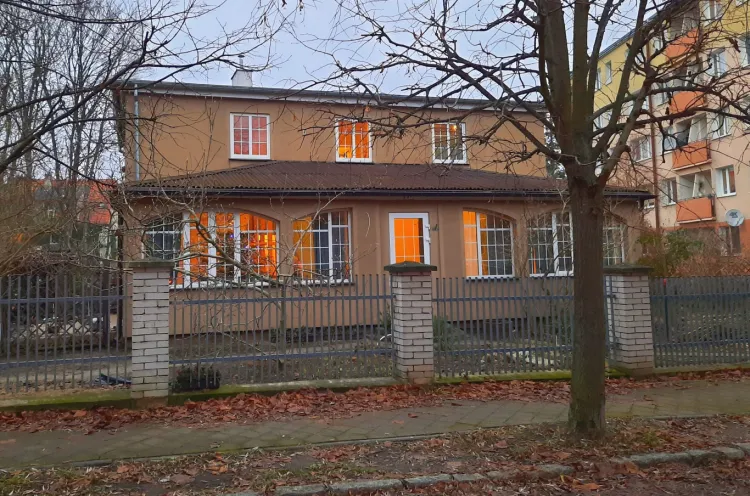 Budynek dawnej poczekalni z kurortu Westerplatte, obecnie dom jednorodzinny przy ul. Stanisława Witkiewicza 1a. Zdjęcie z 2021 r.