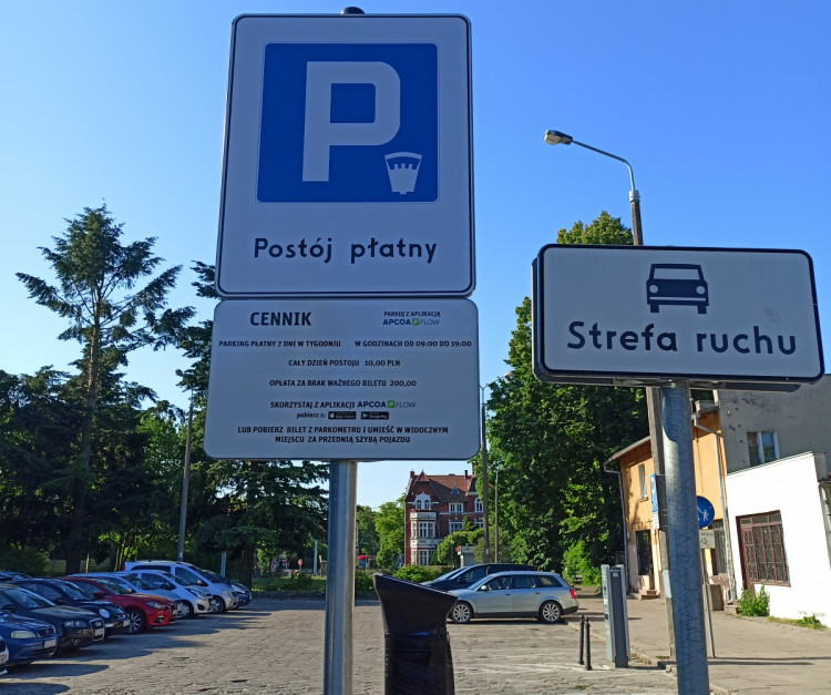 Od dziś parking na pl. Inwalidów Wojennych w Oliwie stał się płatny. Zyski z opłat za parkowanie zasilą fundację zajmującą się osobami w kryzysie bezdomności.