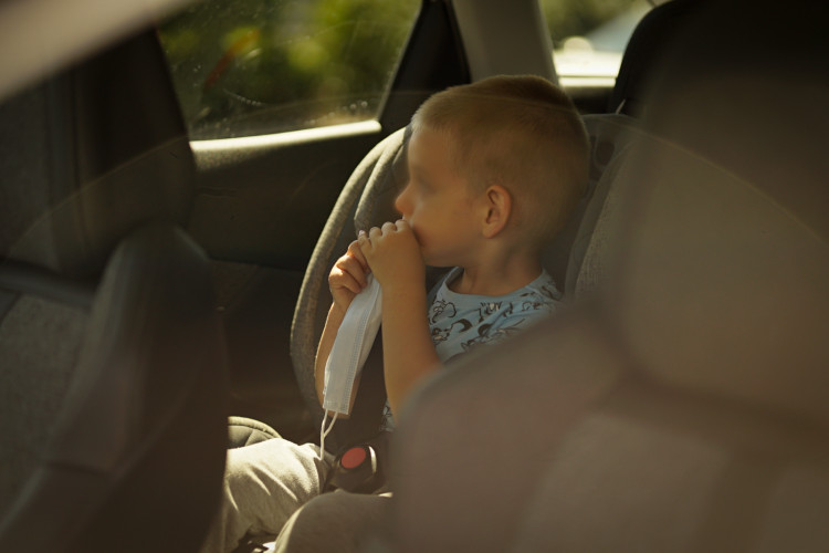 Gdy zobaczysz dziecko zamknięte w samochodzie, od razu dzwoń na numer alarmowy 112.