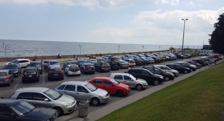 W niedziele popularnością wśród parkujących cieszy się m.in. parking przy bulwarze w Gdyni