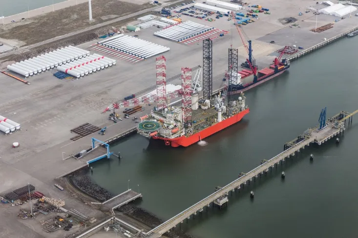 Terminale instalacyjne dla morskiej energetyki wiatrowej powstają często w wyniku rozbudowy istniejących terminali towarowych. Na zdjęciu port instalacyjny w Eemshaven, Holandia. Duża przestrzeń umożliwia składowanie elementów budowlanych i ułatwia dostęp specjalnym statkom.