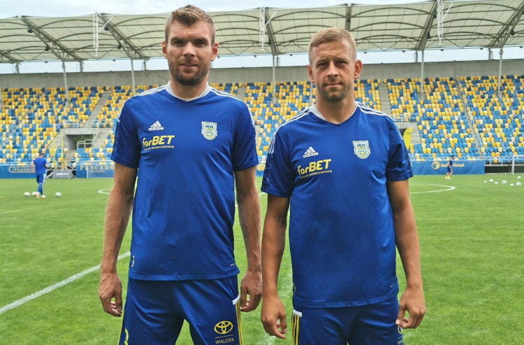 Bartosz Rymaniak (z lewej) i Janusz Gol (z prawej) mieli zagrać w trzecim sparingu Arki Gdynia, ale na boisku zobaczyliśmy tylko tego pierwszego. Drugi nie wystąpił z powodu delikatnej kontuzji mięśniowej nabytej podczas rozgrzewki.