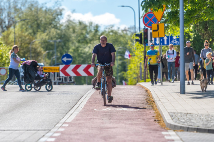 Choć przepisy na temat jazdy rowerem po jezdni są jednoznaczne, dyskusja w tej kwestii powraca każdego roku.