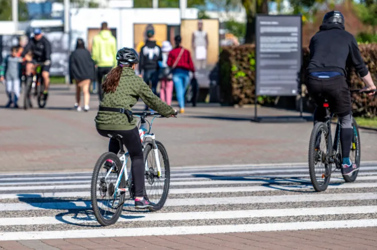 Choć do kierowania rowerem osoby dorosłe nie potrzebują szczególnych uprawnień, często okazuje się, że są na bakier ze znajomością przepisów.