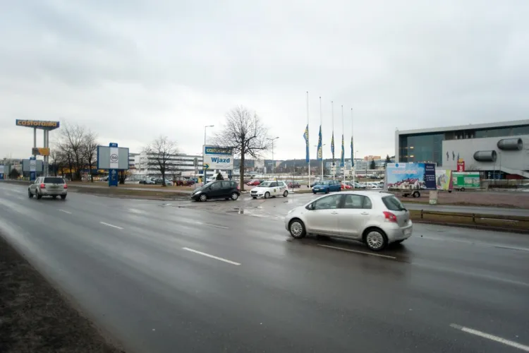 Kierowcy z kłopotami opuszczają parking przy marketach w Oliwie.