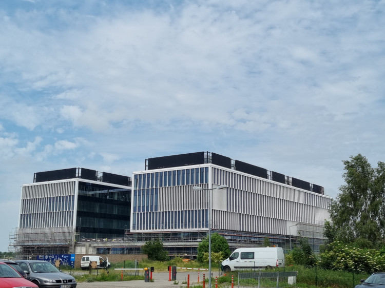 Intel kończy budowę nowego biurowca na swoim kampusie w Gdańsku. W nowych laboratoriach będą realizowane projekty dotyczące m.in. sztucznej inteligencji, uczenia maszynowego, pojazdów autonomicznych czy bezpieczeństwo przechowywania danych.