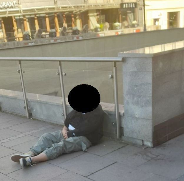 Pijany mężczyzna śpi na ulicy w Sopocie. Zdjęcie wykonane 11 czerwca, nie przedstawia bohatera opisanego w poniższym artykule.