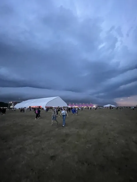 Złowrogie, burzowe chmury nad Open'erem