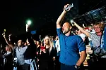 To, co najciekawsze, rozegrało się w drugiej części koncertu. Rockowym aranżacjom towarzyszyły efekty specjalne: pirotechnika, serpentyny i podrzucane nad głowami słuchaczy kolorowe piłki. 