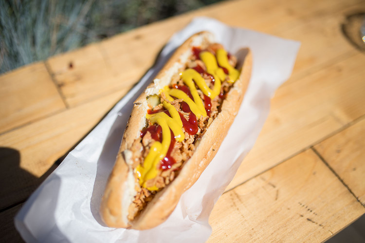 W podłużnej bułce, z parówką, warzywami, z ketchupem lub musztardą. Hot dog 4 lipca obchodzi swoje święto.