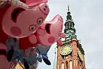 W kolorowym sercu Gdańska jest miejsce na obwoźny handel, przebierańców, bliskie spotkania z egzotycznymi zwierzętami, a nawet na transformersów. Tylko sztuki jakby mniej niż w latach ubiegłych.