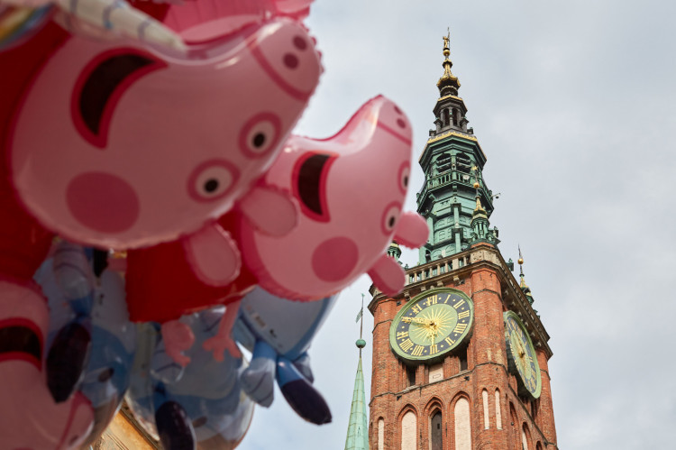 W kolorowym sercu Gdańska jest miejsce na obwoźny handel, przebierańców, bliskie spotkania z egzotycznymi zwierzętami, a nawet na transformersów. Tylko sztuki jakby mniej niż w latach ubiegłych.