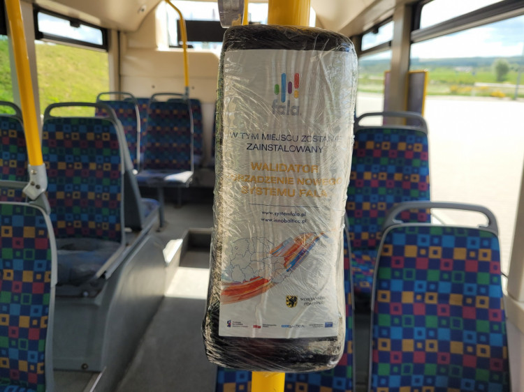 The so-called holders, to which validators will soon be attached, are installed on buses in Słupsk, among other places.