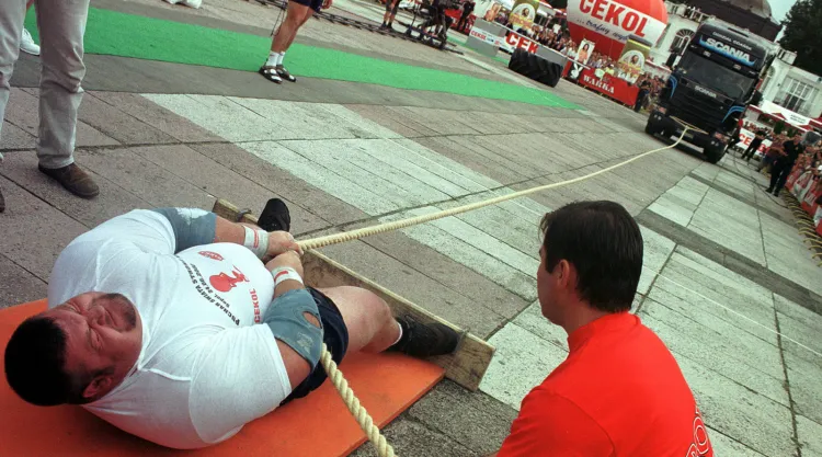 Rok 2000 i zawody strongman w Sopocie. W pierwszych latach sponsorzy nie wierzyli, że zawodnicy będą przeciągać liną TIR-y.
