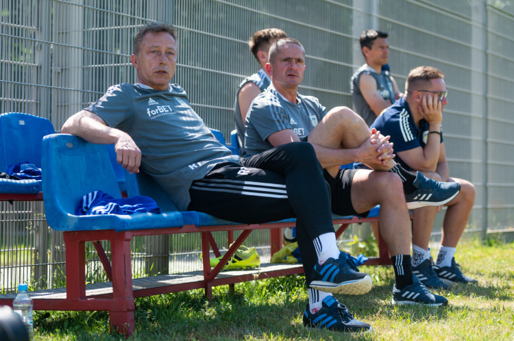 Sztab trenerski Arki Gdynia nie zobaczył zwycięstwa w letnich sparingach. Na zdjęciu od lewej: Ryszard Tarasiewicz, Tomasz Wolak, Paweł Bednarczyk i Hermes.
