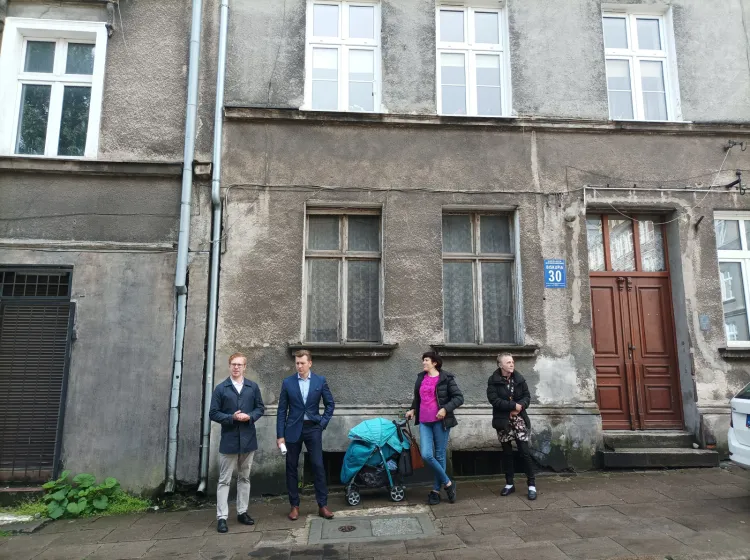 Mieszkanie socjalne, na które czeka rodzina pani Magdy, znajduje się w kamienicy na 2. piętrze przy ul. Biskupiej 30 w Gdańsku. 