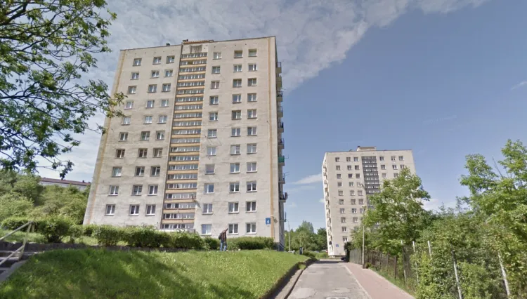 Do zamknięcia kobiety na balkonie przez pijanego partnera doszło w jednym z wieżowców przy ul. Granitowej. 