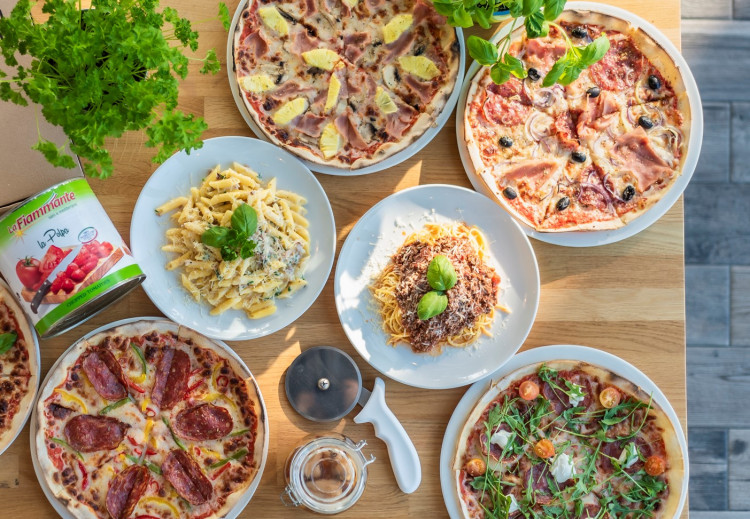 Trattoria Sano (wcześniej Pizza, Pasta & Basta) specjalizuje się w daniach kuchni włoskiej w wersji bezglutenowej, wegańskiej i wegetariańskiej.