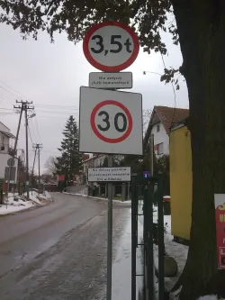 Ulicą Cedrową można jechać szybciej niż 30 km/h. Trzeba mieć stosowne zezwolenie ZDiZ w Gdńsku.