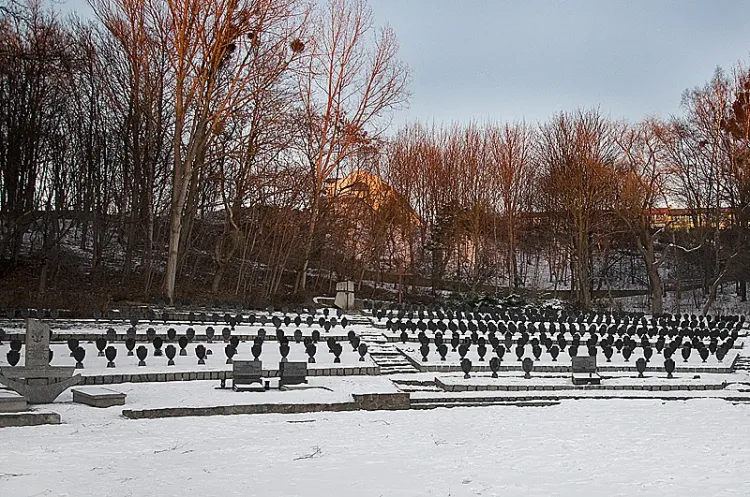 Na cmentarzu w Redłowie pojawią się lampy i monitoring.