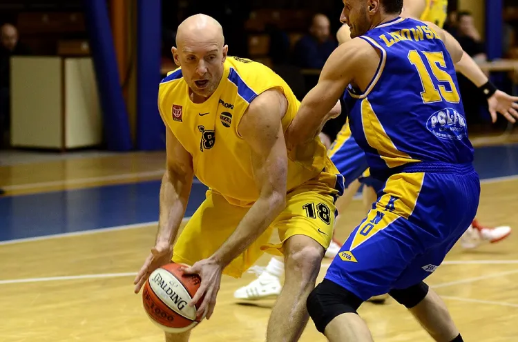 Tomasz Wojdyła (przy piłce) w Stargardzie Szczecińskim zanotował double-double: 10 punktów i 12 zbiórek.