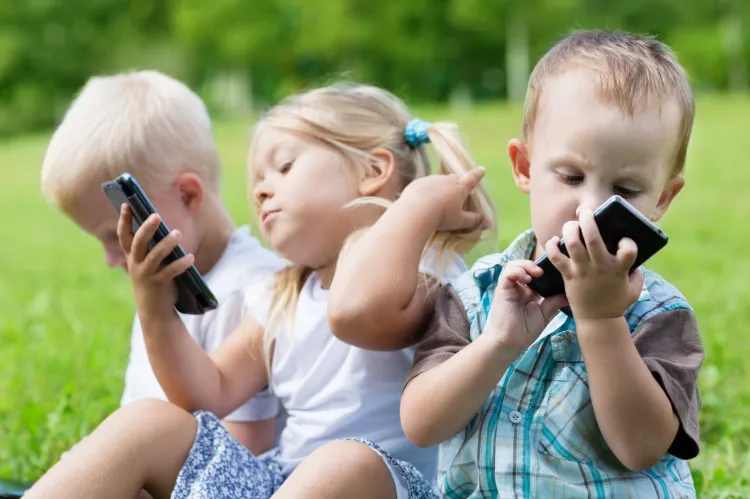 Dzieci niekiedy już w wieku kilku lat otrzymują swój pierwszy telefon.