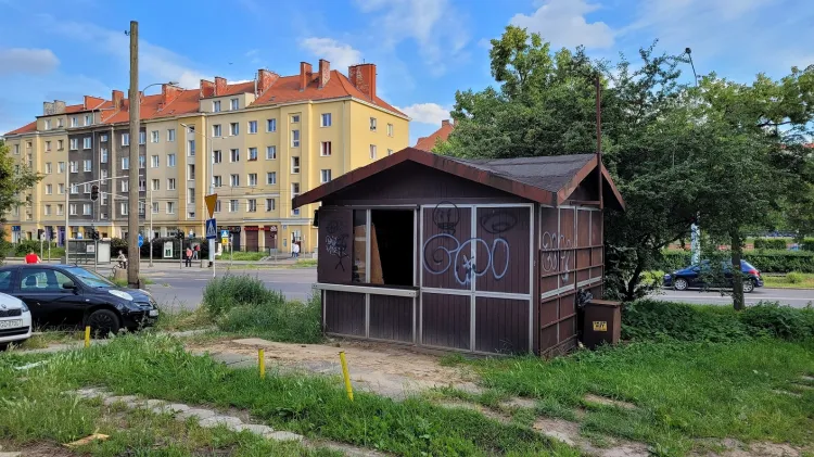 Stary kiosk na Siedlcach został "przejęty" przez osoby w kryzysie bezdomności.
