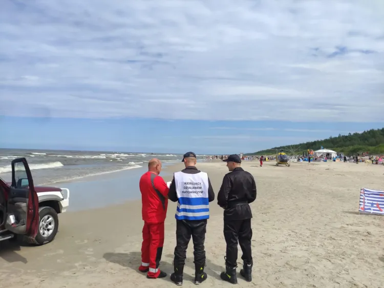 Dwie osoby utonęły w środę przy plaży w Jantarze na Mierzei Wiślanej, w tym mężczyzna, który sam pomagał topiącym się.