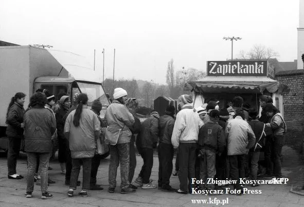 Kolejka przy budce z zapiekankami w Gdańsku. Wtedy zapiekanka była najpopularniejszym fast foodem w Polsce, kwiecień 1989.