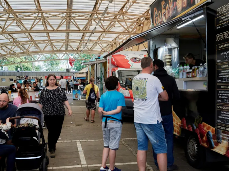 Przez cały weekend na Sopockim Rynku będą stały food trucki. Można spróbować klasyków street foodu i dań z różnych zakątków świata. 