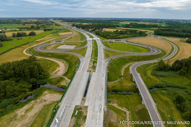 GDDKiA udostępniła kierowcom kolejne kilometry trasy S7. Do dyspozycji są dwie jezdnie na odcinku 62 km od Napierek do węzła Dłużniewo, a na kolejnych 9 km do Płońska jedna jezdnia.