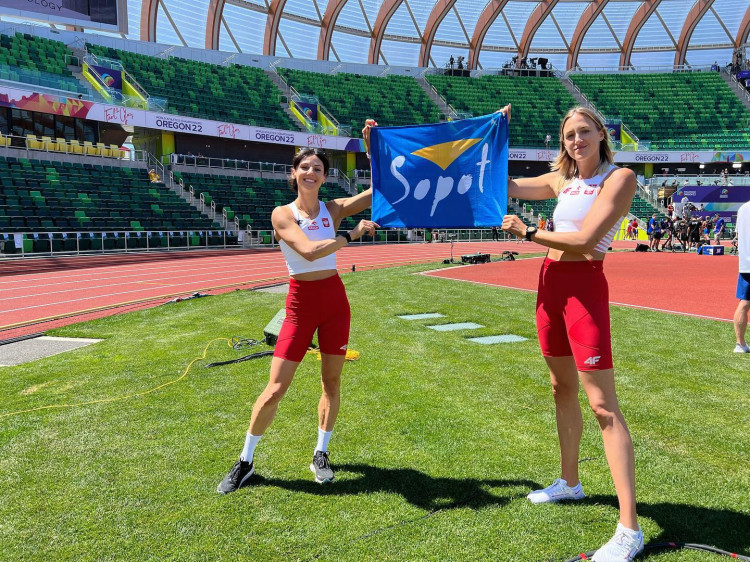 Anna Kiełbasińska (z lewej) i Paulina Ligarska, lekkoatletki SKLA Sopot w reprezentacji Polski na mistrzostwach świata 2022. 