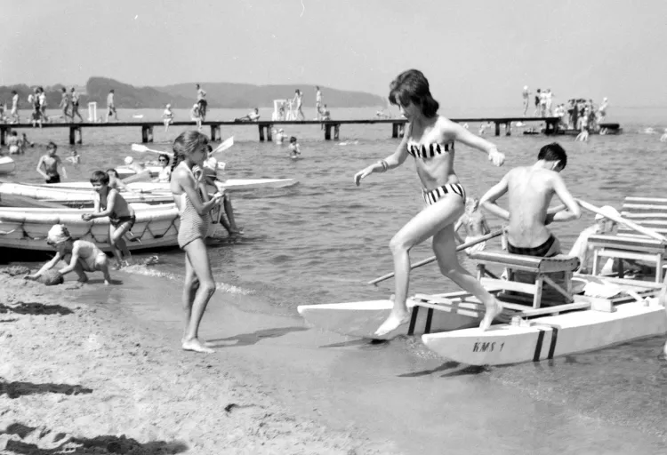 W PRL-u większą część czasu na wczasach spędzano na świeżym powietrzu. Wśród atrakcji warto wymienić sporty i aktywności wodne tj. rower wodny. Na zdjęciu na plaży w Sopocie 1962 rok.