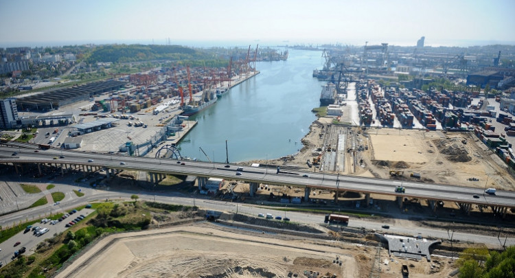 Droga Czerwona, która ma być prowadzącym do portu przedłużeniem obwodnicy Trójmiasta, powstać ma do 2029 roku. Na razie bliski rozstrzygnięcia jest przetarg na stworzenie dokumentacji trasy.
