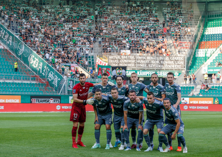 Lechia Gdańsk w Wiedniu miała liczne wsparcie własnych kibiców i wywiozła z pierwszego spotkania z Rapidem bezbramkowy remis. 