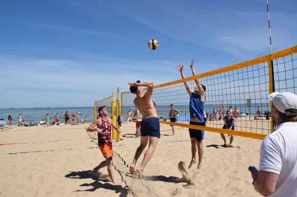 Turniej siatkówki plażowej to tylko jedna z propozycji na aktywny weekend.