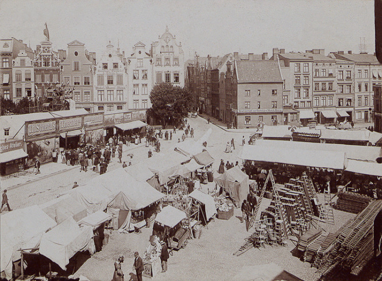 Stoiska Jarmarku na Targu Drzewnym, około 1890 r. Za: Gedanopedia.pl
