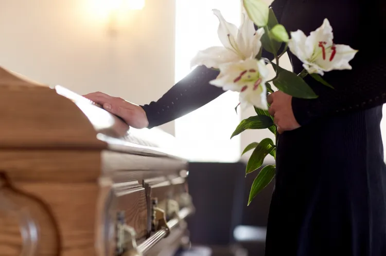 Zasiłek pogrzebowy będzie wyższy? OPZZ wnioskuje do Ministerstwa Rodziny i Polityki Społecznej, aby zasiłek pogrzebowy przysługiwał w wysokości 200 proc. przeciętnego miesięcznego wynagrodzenia obowiązującego w dniu śmierci.

