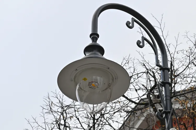 Nowe latarnie na ul. Bohaterów Monte Cassino są wzorowane na lampie z początku XX wieku.