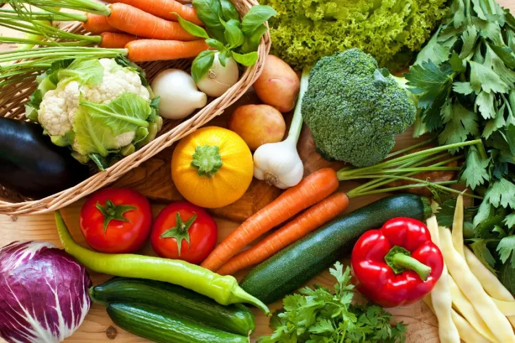 Latem stragany i sklepy obfitują w różnokolorowe warzywa, które aż zachęcają do włączenia ich do codziennej diety. Warto to zrobić, bo właśnie teraz mają najwięcej składników odżywczych.