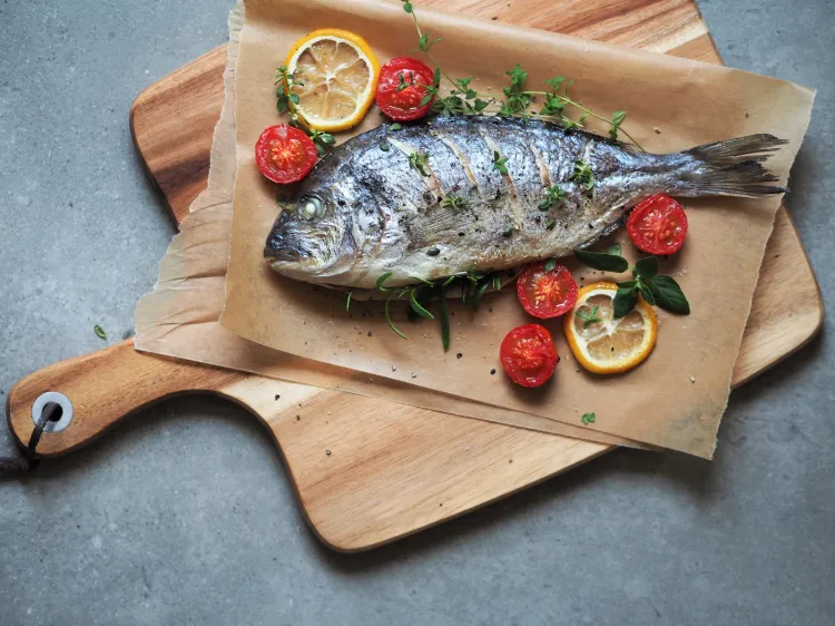 Ryby są istotnym elementem diety obniżającej poziom cholesterolu we krwi.
