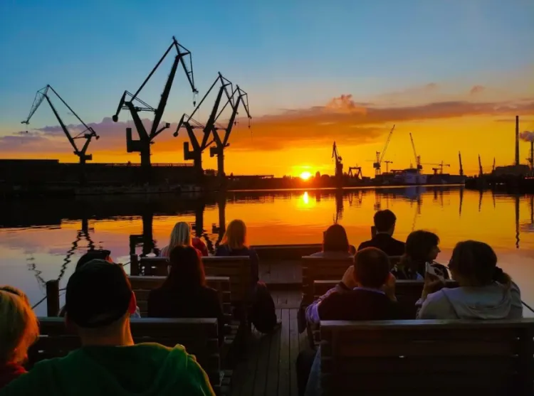 Nocne rejsy po stoczni to jedna z najciekawszych wodnych atrakcji w Gdańsku.   