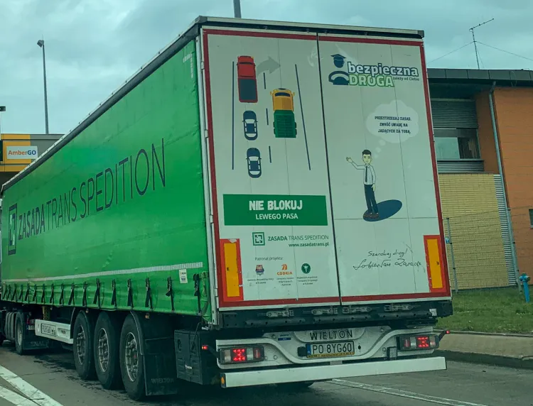 "Nie blokuj lewego pasa" - takie hasło widnieje na ciężarówkach pewnej firmy transportowej z południa Polski. 