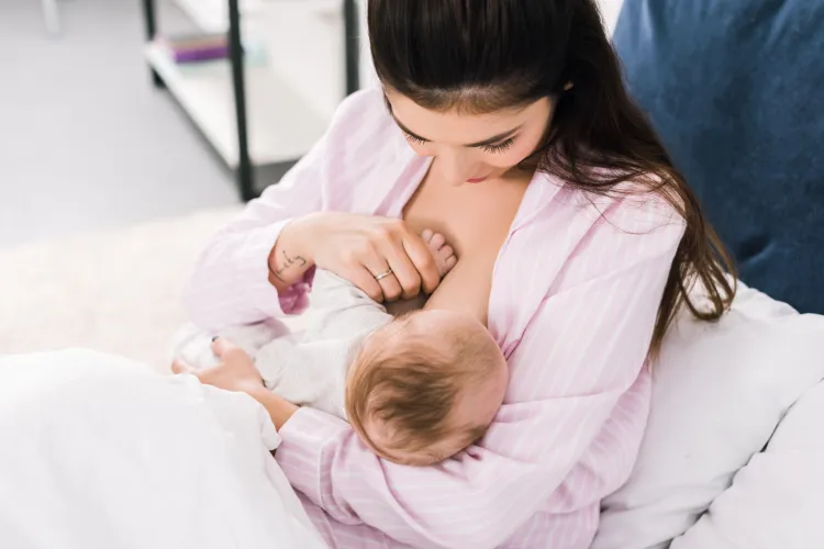 Karmienie piersią chroni zarówno noworodka, jak i ma duże znaczenie dla zdrowia matki. 