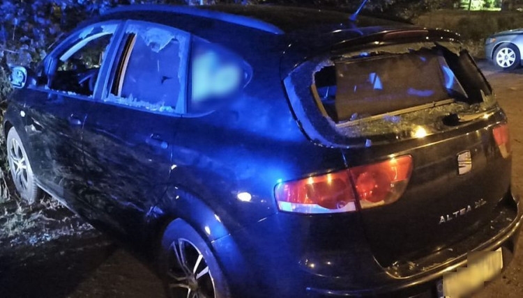 Dwóch pijanych 23-latków zdemolowało samochód zaparkowany na ul. Elektryków.