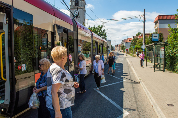 Przystanek tramwajowy na ul. Mickiewicza. To jeden z pięciu przystanków w Gdańsku, gdzie pasażerowie wysiadają z tramwaju wprost na ulicę, która nie jest wyniesiona.