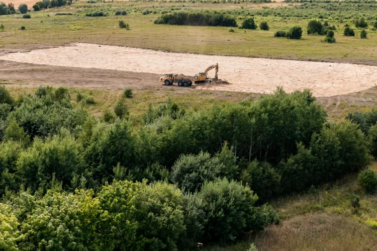 Prace ziemne na terenie parku rozrywki Majaland.