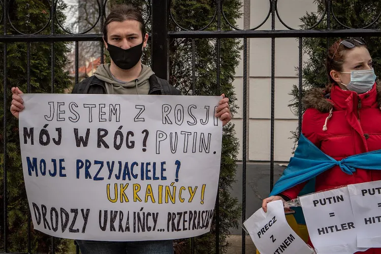 W dniu rosyjskiej agresji na Ukrainę 24 lutego 2022 r., przed konsulatem Rosji we Wrzeszczu, manifestowali także Rosjanie.