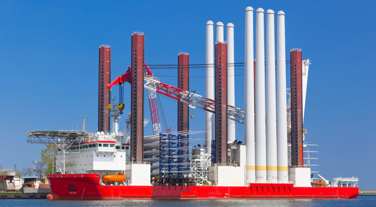 Elementy składowe turbin są transportowane na farmę wiatrową przez specjalne statki instalacyjne typu jack-up.
